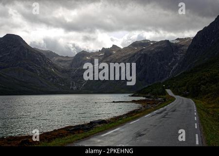 Ein regnerischer Nachmittag auf der Insel Kvaløya, in der Nähe der Stadt Tromsø, Norwegen Stockfoto