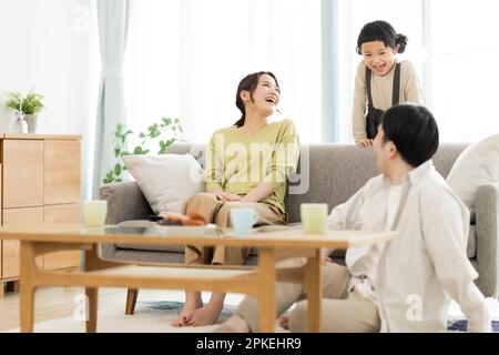Familie im Wohnzimmer Stockfoto