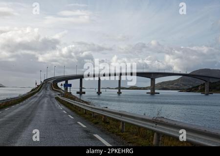 Sommarøybrua, die Brücke nach Sommarøy von der Insel Kvaløya, Norwegen Stockfoto