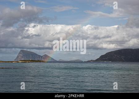 Ein Regenbogen von der Insel Sommarøy, Norwegen Stockfoto