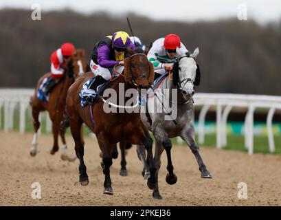 Rainbow Dreamer Rived by Hollie Doyle gewinnt die Wetteinsätze für die BetUK All-Weather Marathon Championships auf der Rennbahn Newcastle, Newcastle. Foto: Freitag, 7. April 2023. Stockfoto