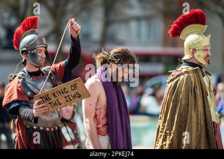 London, Großbritannien. 7. April 2023 Lehrer und ausgebildeter Schauspieler Peter Bergin spielt Jesus zum ersten Mal, während die Wintershall-Spieler „die Leidenschaft Jesu“ aufführen, die an den Tag erinnert, an dem Jesus Christus verhaftet, von den Römern angekreuzigt und gekreuzigt wurde, bevor er am Ostersonntag von den Toten auferstanden ist. Mehr als 100 Schauspieler und Freiwillige sowie Pferde, Esel und Tauben erwecken die Geschichte am Trafalgar Square zum Leben. Letztes Jahr trat James Burke-Dunsmore zurück, nachdem er 24 Jahre Jesus gespielt hatte. Kredit: Stephen Chung / Alamy Live News Stockfoto