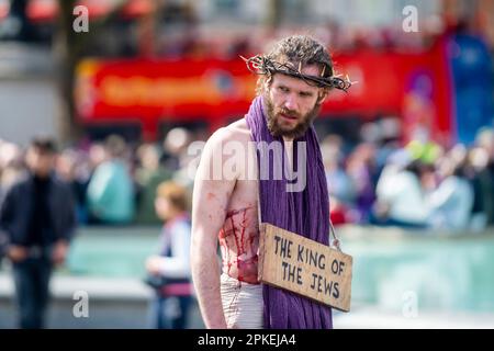 London, Großbritannien. 7. April 2023 Lehrer und ausgebildeter Schauspieler Peter Bergin spielt Jesus zum ersten Mal, während die Wintershall-Spieler „die Leidenschaft Jesu“ aufführen, die an den Tag erinnert, an dem Jesus Christus verhaftet, von den Römern angekreuzigt und gekreuzigt wurde, bevor er am Ostersonntag von den Toten auferstanden ist. Mehr als 100 Schauspieler und Freiwillige sowie Pferde, Esel und Tauben erwecken die Geschichte am Trafalgar Square zum Leben. Letztes Jahr trat James Burke-Dunsmore zurück, nachdem er 24 Jahre Jesus gespielt hatte. Kredit: Stephen Chung / Alamy Live News Stockfoto