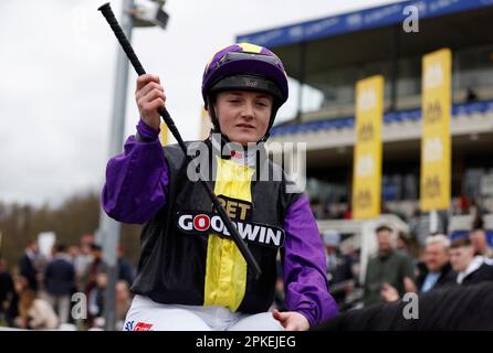 Rainbow Dreamer reitete von Hollie Doyle, nachdem er die Wetteinsätze für den All-Weather-Marathon-Wettkampf bei BetUK auf der Rennbahn Newcastle, Newcastle, gewann. Foto: Freitag, 7. April 2023. Stockfoto