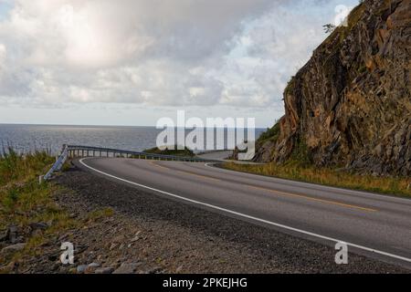 Eine leere, kurvige Küstenstraße auf der Insel Moskenesøya, Lofoten, Norwegen Stockfoto