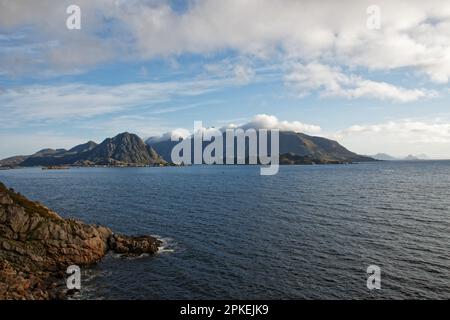 Fjorde an einem bewölkten Morgen, von der Insel Moskenesøya aus gesehen, Lofoten, Norwegen Stockfoto