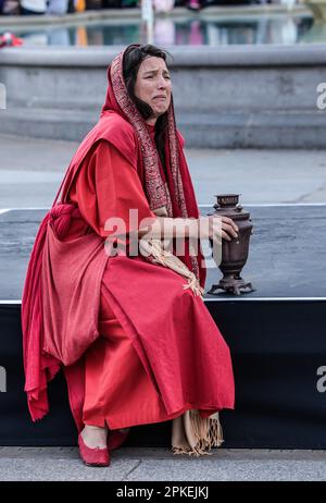 London, Großbritannien. 07. April 2023. Einhundert Wintershall-Spieler brachten ihre elektrische und bewegende Darstellung der letzten Tage Jesu zum Trafalgar Square für das jährliche Ereignis der Leidenschaft Jesu. Kredit: Paul Quezada-Neiman/Alamy Live News Stockfoto