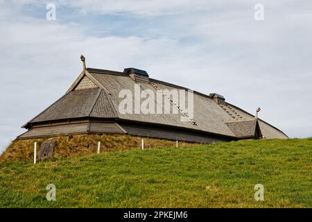 Das traditionelle Wikingerhaus des Lofoten Wikingermuseums auf der Insel Vestvågøya, Norwegen Stockfoto