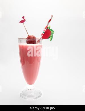 Erdbeermilchgetränk isoliert auf weißem Hintergrund. Stockfoto