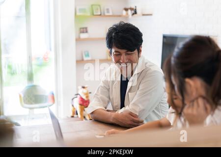 Ein Mädchen aus der Grundschule, das mit ihren Eltern über sie wacht Stockfoto