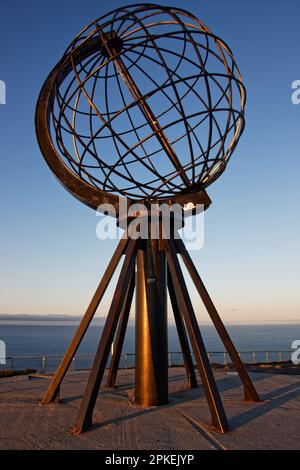 The Globe at North Cape Monument in Nordkapp, dem nördlichsten Punkt des europäischen Festlands, Magerøya Island, Troms Og Finnmark County, Norwegen Stockfoto
