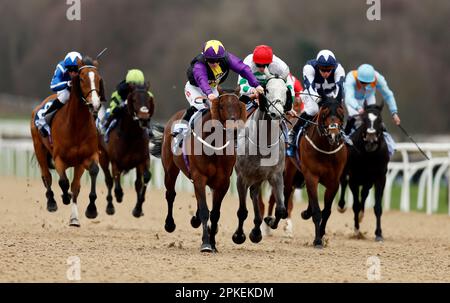 Rainbow Dreamer Rived by Hollie Doyle gewinnt die Wetteinsätze für die BetUK All-Weather Marathon Championships auf der Rennbahn Newcastle, Newcastle. Foto: Freitag, 7. April 2023. Stockfoto