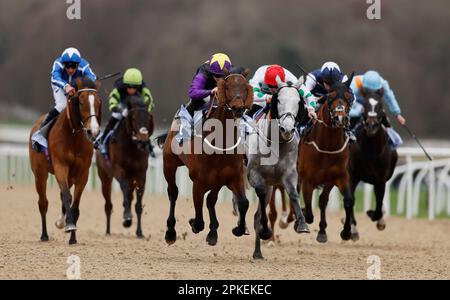 Rainbow Dreamer Rived by Hollie Doyle gewinnt die Wetteinsätze für die BetUK All-Weather Marathon Championships auf der Rennbahn Newcastle, Newcastle. Foto: Freitag, 7. April 2023. Stockfoto