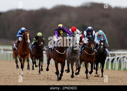 Rainbow Dreamer Rived by Hollie Doyle gewinnt die Wetteinsätze für die BetUK All-Weather Marathon Championships auf der Rennbahn Newcastle, Newcastle. Foto: Freitag, 7. April 2023. Stockfoto