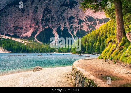 Dolomiten, Italien. Lago di Braies, auch bekannt als Pragser Wildsee, atemberaubender Bergsee in Südtirol, umgeben von hohen Gipfeln und grünen Wäldern Stockfoto