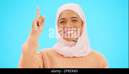 moslem, Frau und Zeigefinger-Porträt mit Platz für Mockup, Werbung oder Beförderung. Islamische Frau mit Hand, Lächeln und Hijab für Stockfoto