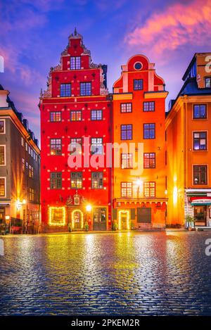 Stockholm, Schweden. Der charmante Stortorget Square in Gamla Stan ist umgeben von einer bewölkten Dämmerung und bietet eine malerische Atmosphäre für Reisende. Stockfoto