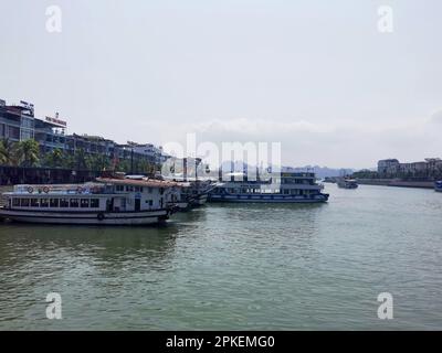 28. Februar 2023, Vietnam, Halong-Bucht: Blick auf das Becken des Passagierhafens in Tuan Chau. Viele Bootstouren zur Halong-Bucht starten von hier... Die Halong-Bucht (vietnamesisch: Vinh Ha Long) ist eine Fläche von etwa 1.500 Quadratkilometern im Golf von Tonkin in der Provinz Quang Ninh im Norden Vietnams. 1994 wurde die Bucht von der UNESCO zum Weltkulturerbe erklärt. Foto: Alexandra Schuler/dpa Stockfoto