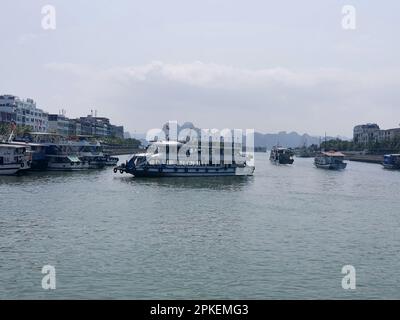 28. Februar 2023, Vietnam, Halong-Bucht: Blick auf das Becken des Passagierhafens in Tuan Chau. Viele Bootstouren zur Halong-Bucht starten von hier... Die Halong-Bucht (vietnamesisch: Vinh Ha Long) ist eine Fläche von etwa 1.500 Quadratkilometern im Golf von Tonkin in der Provinz Quang Ninh im Norden Vietnams. 1994 wurde die Bucht von der UNESCO zum Weltkulturerbe erklärt. Foto: Alexandra Schuler/dpa Stockfoto