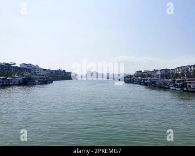 28. Februar 2023, Vietnam, Halong-Bucht: Blick auf das Becken des Passagierhafens in Tuan Chau. Viele Bootstouren zur Halong-Bucht starten von hier... Die Halong-Bucht (vietnamesisch: Vinh Ha Long) ist eine Fläche von etwa 1.500 Quadratkilometern im Golf von Tonkin in der Provinz Quang Ninh im Norden Vietnams. 1994 wurde die Bucht von der UNESCO zum Weltkulturerbe erklärt. Foto: Alexandra Schuler/dpa Stockfoto