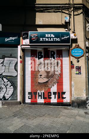 Bilbao, Spanien - 5. April 2023 - Fassade der Bar in der Nähe des Fußballstadions San Mames, Heimstadion von Athletic Bilbao im Stadtzentrum, das das Team unterstützt Stockfoto