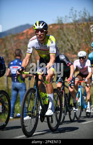 Santa Koloma, Spanien. 06. April 2023. Santa Koloma, Spanien, 06. April 2023: Der Korridor der Intermarche - CircusWanty, Rui Costa während der 4. Etappe des Baskenlandes Itzulia 2023 zwischen Santurtzi und Santurtzi am 06. April 2023 in Santa Koloma, Spanien. (Foto: Alberto Brevers/Pacific Press) Kredit: Pacific Press Media Production Corp./Alamy Live News Stockfoto