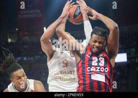 Vitoria-Gasteiz, Spanien. 06. April 2023. Der Spieler von Cazoo Baskonia Vitoria-Gasteiz, Steven Enoch (23), versucht, den Ball vor Alex Tyus (9) während der 33. Runde der regulären Liga der Turkish Airlines EuroLeague 2022-23 zwischen Cazoo Baskonia Vitoria-Gasteiz und LDLC ASVEL Villeurbanne am 06. April 2023 in der Buesa Arena in Vitoria, Arena, zu fangen. Spanien. (Foto: Alberto Brevers/Pacific Press) Kredit: Pacific Press Media Production Corp./Alamy Live News Stockfoto