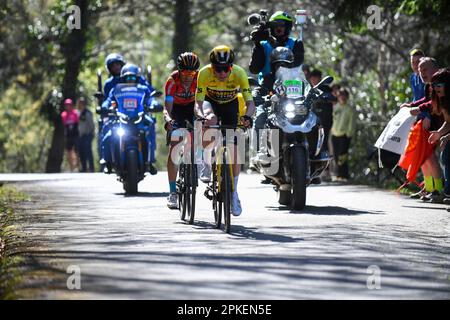 La Asturiana, Spanien. 06. April 2023. La Asturiana, Spanien, 06. April 2023: Jumbo-Visma Rider, Jonas Vingegaard zusammen mit Mikel Landa (Bahrain - Victorius) während der 4. Etappe des Itzulia Basque Country 2023 zwischen Santurtzi und Santurtzi am 06. April 2023 in La Asturiana, Spanien. (Foto: Alberto Brevers/Pacific Press) Kredit: Pacific Press Media Production Corp./Alamy Live News Stockfoto