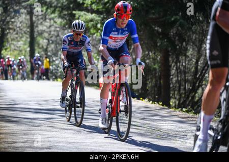 La Asturiana, Spanien. 06. April 2023. La Asturiana, Spanien, 06. April 2023: Trek-Segafredo Rider, Mattias Skjelmose zusammen mit James Knox (Soudal - Quick Step) während der 4. Etappe des Baskenlandes Itzulia 2023 zwischen Santurtzi und Santurtzi am 06. April 2023 in La Asturiana, Spanien. (Foto: Alberto Brevers/Pacific Press) Kredit: Pacific Press Media Production Corp./Alamy Live News Stockfoto