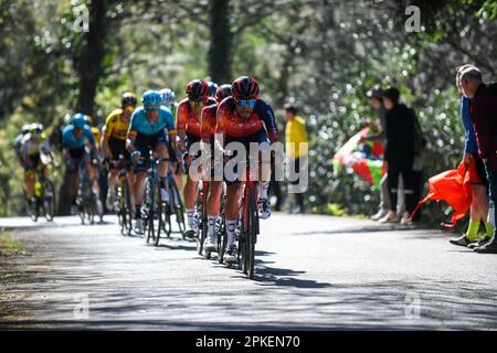 La Asturiana, Spanien. 06. April 2023. La Asturiana, Spanien, 06. April 2023: Die Gruppe unter Leitung der INEOS - Grenadiers Riders während der 4. Etappe des Baskenlandes Itzulia 2023 zwischen Santurtzi und Santurtzi am 06. April 2023 in La Asturiana, Spanien. (Foto: Alberto Brevers/Pacific Press) Kredit: Pacific Press Media Production Corp./Alamy Live News Stockfoto