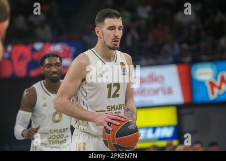 Vitoria-Gasteiz, Spanien. 06. April 2023. Der Spieler der LDLC ASVEL Villeurbanne, Nando de Colo, mit dem Ball während der 33. Runde der regulären Liga der Turkish Airlines EuroLeague 2022-23 zwischen der Cazoo Baskonia Vitoria-Gasteiz und der LDLC ASVEL Villeurbanne am 6. April 2023 in der Buesa Arena in Vitoria, Spanien. (Foto: Alberto Brevers/Pacific Press) Kredit: Pacific Press Media Production Corp./Alamy Live News Stockfoto