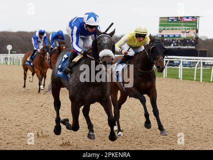 Notre Belle Bete Ridted by Oisin Murphy (Left) gewinnt die Wetteinsätze der BetUK All-Weather Ostern Classic Middle Distance Championships auf der Rennbahn Newcastle, Newcastle. Foto: Freitag, 7. April 2023. Stockfoto