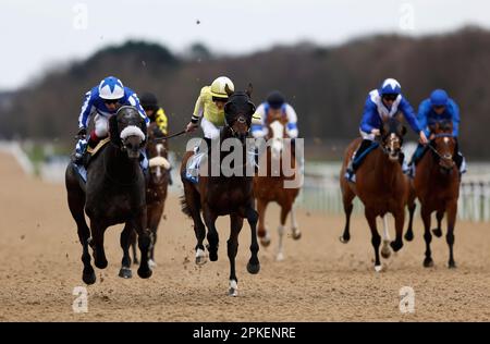 Notre Belle Bete Ridted by Oisin Murphy (Left) gewinnt die Wetteinsätze der BetUK All-Weather Ostern Classic Middle Distance Championships auf der Rennbahn Newcastle, Newcastle. Foto: Freitag, 7. April 2023. Stockfoto