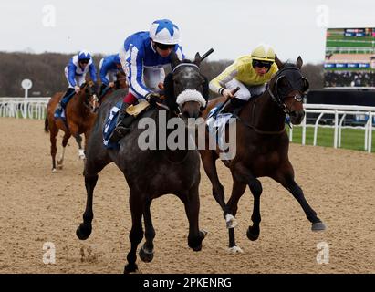 Notre Belle Bete Ridted by Oisin Murphy (Left) gewinnt die Wetteinsätze der BetUK All-Weather Ostern Classic Middle Distance Championships auf der Rennbahn Newcastle, Newcastle. Foto: Freitag, 7. April 2023. Stockfoto