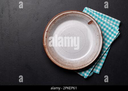 Blick von oben auf einen leeren Teller und ein Mockup aus Besteck, perfekt für die Präsentation einer Mahlzeit Stockfoto