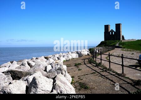 Reculver Bay zeigt auch die zwei Türme, die das Kloster in Ost-kent, großbritannien, ruiniert haben, april 2023 Stockfoto