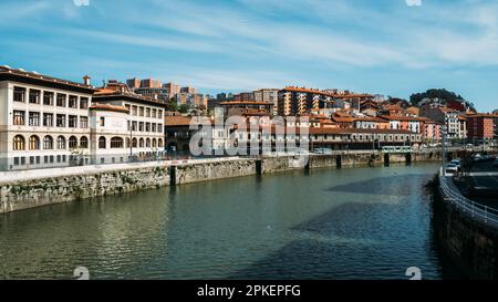 Bilbao, Spanien - 5. April 2023: Blick auf die Stadt Bilbao, Spanien am Fluss Nervion Stockfoto