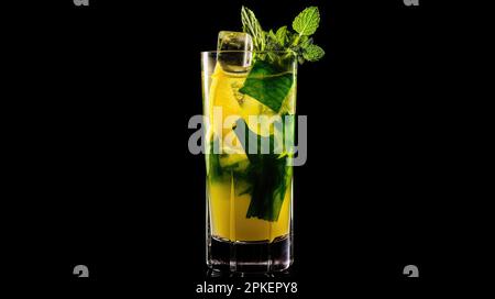 Erfrischendes Getränk in einem großen Glas mit Eiswürfeln und Limettenscheiben Stockfoto