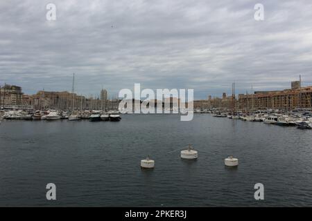 Alter Hafen von Marseille am grauen, bedeckten Tag Stockfoto