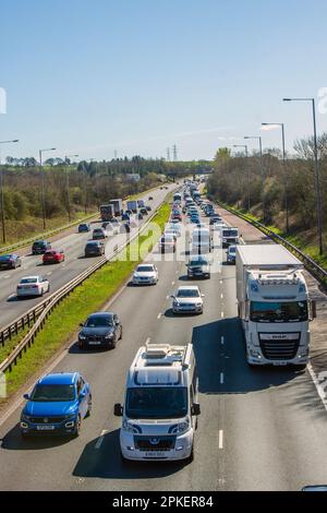 Befahrene Autobahn in Preston, Lancashire, Großbritannien. 7. April 2023; M6 Verkehrsmüll, da die Staus an den Feiertagen sich entlang der Autobahn in Preston erstrecken, während Autofahrer für das Osterwochenende nach Norden fahren. Auf der Straße in nördlicher Richtung zieht sich derzeit Stau ab, was den Fahrern an Feiertagen Unannehmlichkeiten bereitet. Stockfoto