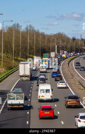 Befahrene Autobahn in Preston, Lancashire, Großbritannien. 7. April 2023; M6 Verkehrsmüll, da die Staus an den Feiertagen sich entlang der Autobahn in Preston erstrecken, während Autofahrer für das Osterwochenende nach Norden fahren. Auf der Straße in nördlicher Richtung zieht sich derzeit Stau ab, was den Fahrern an Feiertagen Unannehmlichkeiten bereitet. Stockfoto