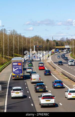 Befahrene Autobahn in Preston, Lancashire, Großbritannien. 7. April 2023; M6 Verkehrsmüll, da die Staus an den Feiertagen sich entlang der Autobahn in Preston erstrecken, während Autofahrer für das Osterwochenende nach Norden fahren. Auf der Straße in nördlicher Richtung zieht sich derzeit Stau ab, was den Fahrern an Feiertagen Unannehmlichkeiten bereitet. Stockfoto