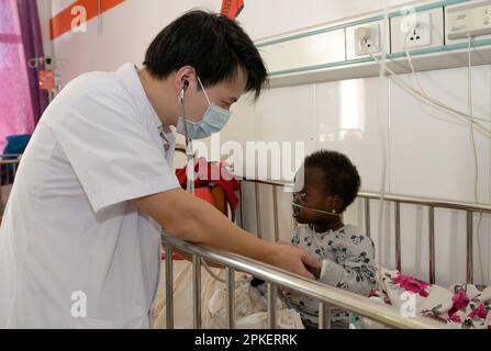 Dakar. 31. März 2023. Das chinesische medizinische Team-Mitglied Tang Rongning untersucht am 21. März 2023 einen jungen Patienten im Kinderkrankenhaus von Diamniadio in Dakar, Senegal. Das 19. Chinesische Ärzteteam, das nach Senegal entsandt wurde, bietet seit November 2021 medizinische Dienstleistungen im Kinderkrankenhaus von Diamniadio an. Bis zum 31. März 2023 hatte das medizinische Team 7.058 ambulante Leistungen erbracht, 3.150 Operationen und 1.039 Narkosefälle abgeschlossen. Kredit: Han Xu/Xinhua/Alamy Live News Stockfoto