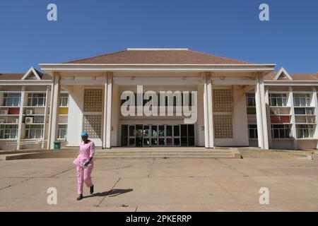 Dakar. 31. März 2023. Dieses Foto wurde am 21. März 2023 aufgenommen und zeigt einen Blick auf das Kinderkrankenhaus von Diamniadio in Dakar, Senegal. Das 19. Chinesische Ärzteteam, das nach Senegal entsandt wurde, bietet seit November 2021 medizinische Dienstleistungen im Kinderkrankenhaus von Diamniadio an. Bis zum 31. März 2023 hatte das medizinische Team 7.058 ambulante Leistungen erbracht, 3.150 Operationen und 1.039 Narkosefälle abgeschlossen. Kredit: Han Xu/Xinhua/Alamy Live News Stockfoto