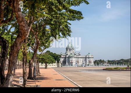 Die Amphorn Sathan Residential Hall ist ein königliches Herrenhaus im Bangkok Dusit Palace. Blick auf die Wohnhalle Amphorn Sathan oder Ambara Villa Stockfoto