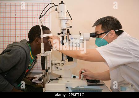 Dakar. 31. März 2023. Das chinesische medizinische Team-Mitglied Yan Duan arbeitet am 21. März 2023 im Kinderkrankenhaus Diamniadio in Dakar, Senegal. Das 19. Chinesische Ärzteteam, das nach Senegal entsandt wurde, bietet seit November 2021 medizinische Dienstleistungen im Kinderkrankenhaus von Diamniadio an. Bis zum 31. März 2023 hatte das medizinische Team 7.058 ambulante Leistungen erbracht, 3.150 Operationen und 1.039 Narkosefälle abgeschlossen. Kredit: Han Xu/Xinhua/Alamy Live News Stockfoto