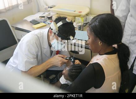 Dakar. 31. März 2023. Cai Zhiliang, chinesisches medizinisches Teammitglied, untersucht am 21. März 2023 einen jungen Patienten im Kinderkrankenhaus von Diamniadio in Dakar, Senegal. Das 19. Chinesische Ärzteteam, das nach Senegal entsandt wurde, bietet seit November 2021 medizinische Dienstleistungen im Kinderkrankenhaus von Diamniadio an. Bis zum 31. März 2023 hatte das medizinische Team 7.058 ambulante Leistungen erbracht, 3.150 Operationen und 1.039 Narkosefälle abgeschlossen. Kredit: Han Xu/Xinhua/Alamy Live News Stockfoto