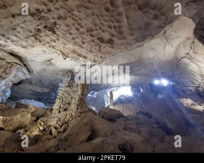 28. Februar 2023, Vietnam, Halong-Bucht: Felsformationen in der Überraschungshöhle (Hang Sung Sot). Die Höhle Sung Sot befindet sich auf der Insel Bo Hòn und wurde erstmals 1901 von französischen Entdeckern entdeckt. Die riesige Höhle erstreckt sich über eine Fläche von mehr als 12.200 Quadratmetern und besteht aus drei kleineren Abteilungen oder „Räumen“, die jeweils mit beeindruckenden Stalaktiten gefüllt sind. Die Halong-Bucht (vietnamesisch: Vinh Ha Long) ist eine Fläche von etwa 1.500 Quadratkilometern im Golf von Tonkin in der Provinz Quang Ninh im Norden Vietnams. 1994 wurde die Bucht von der UNESCO zum Weltkulturerbe erklärt. Foto: Alexandra Schuler/dpa Stockfoto