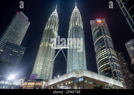 Kuala Lumpur, Malaysia - 22. Februar 2023: Nachtsicht auf Petronas Twin Tower KLCC attraktivster Ort in Malaysia. Nachthimmel mit höchsten Gebäuden. Stockfoto
