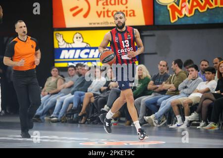 Vitoria-Gasteiz, Euskadi, Spanien. 6. April 2023. Vitoria-Gasteiz, Spanien, 06. April 2023: Der Spieler von Cazoo Baskonia Vitoria-Gasteiz, Darius Thompson (13), mit dem Ball während der 33. Runde der regulären Liga der Turkish Airlines EuroLeague 2022-23 zwischen Cazoo Baskonia Vitoria -Gasteiz und LDLC ASVEL Villeurbanne am 6. April 2023 in der Buesa Arena in Vitoria, Spanien. (Kreditbild: © Alberto Brevers/Pacific Press via ZUMA Press Wire) NUR ZUR REDAKTIONELLEN VERWENDUNG! Nicht für den kommerziellen GEBRAUCH! Stockfoto